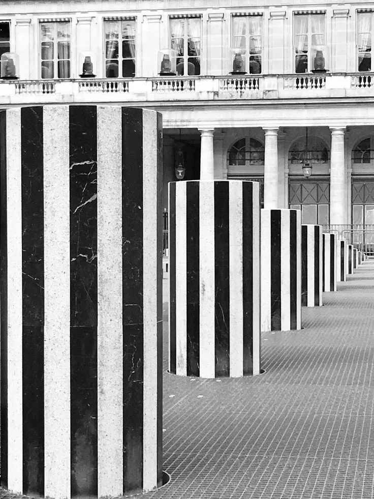 Daniel Buren, Les Deux Plateaux (Colonnes de Buren), 1986